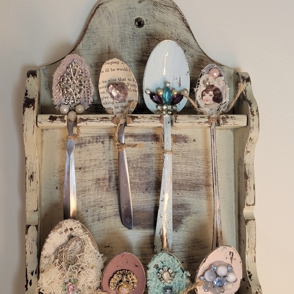 Vintage Look Spoon Holder and Decorated Spoons - Picture 2 of 6